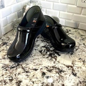 New Dansko Professional Clogs  Black Patent Leather 42 wide